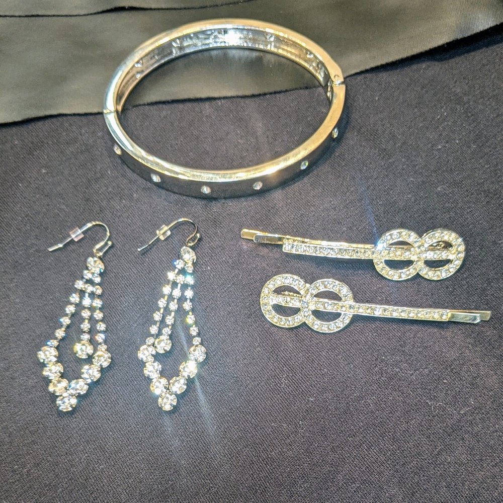 Elegant Silver Jewelry Set with Rhinestones